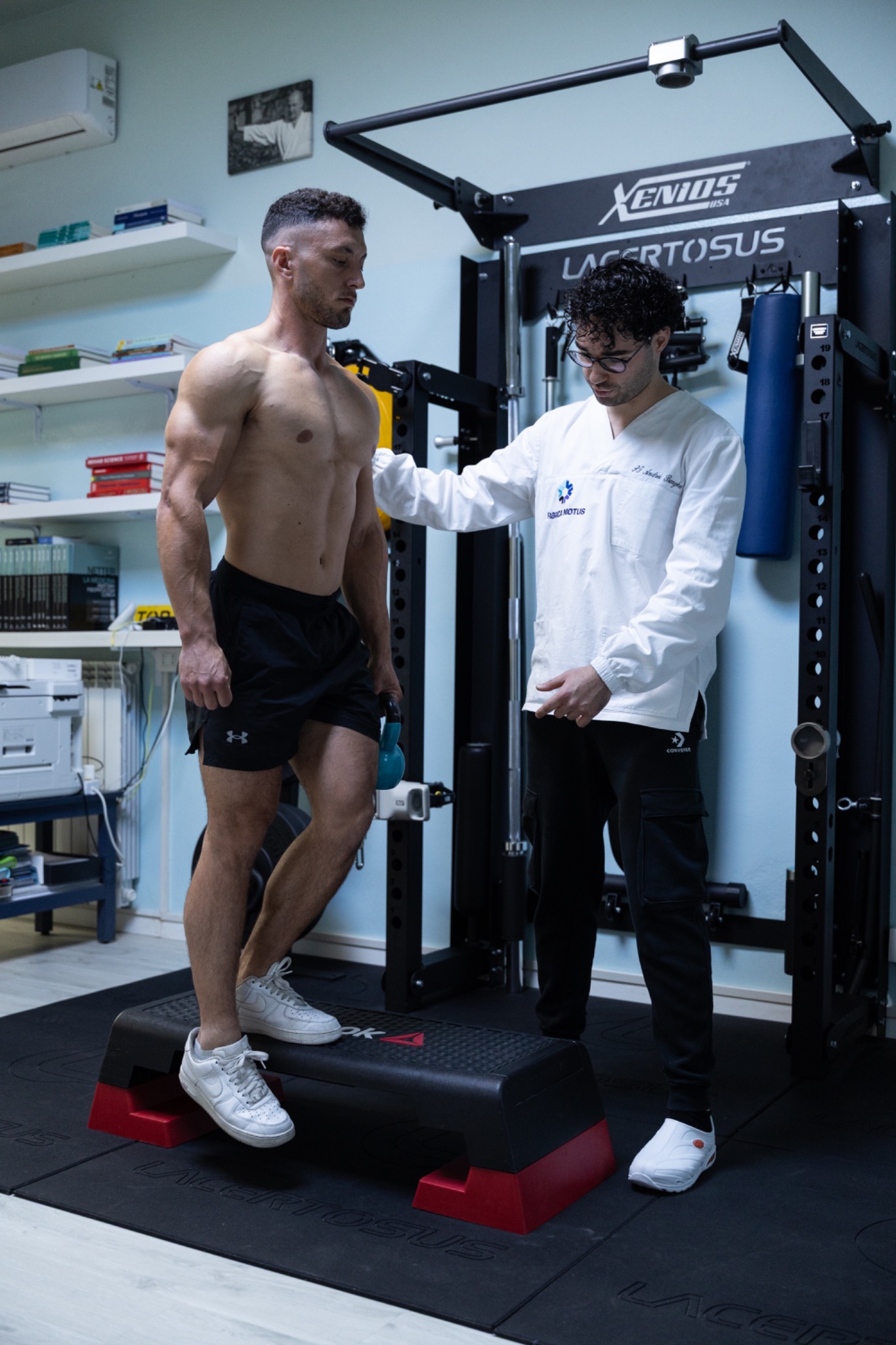 Esercizio terapeutico su step assistito nello studio Fabricamotus